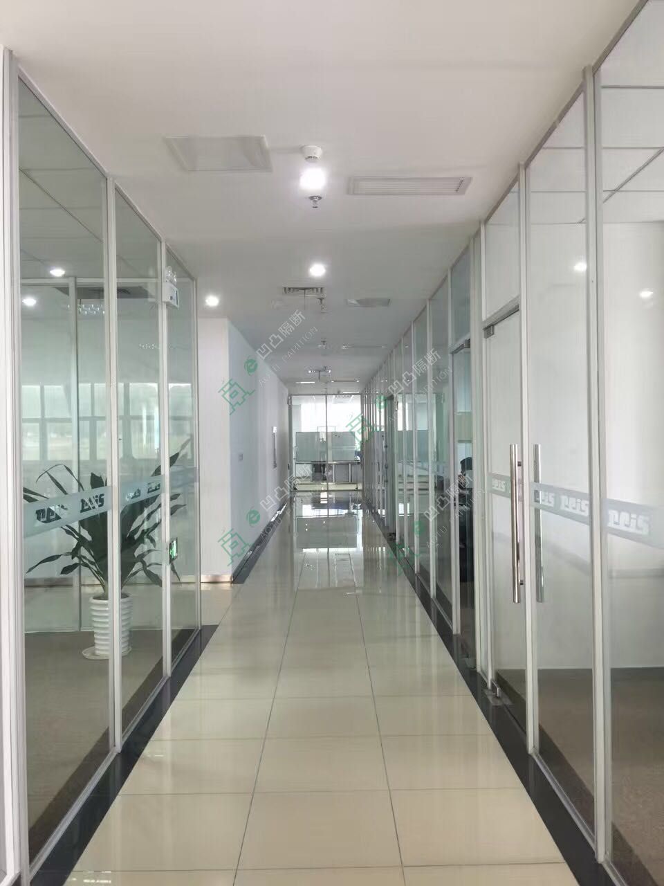 高端辦公室隔斷裝修效果圖_新款辦公室隔斷墻優點-安徽凹凸隔斷公司